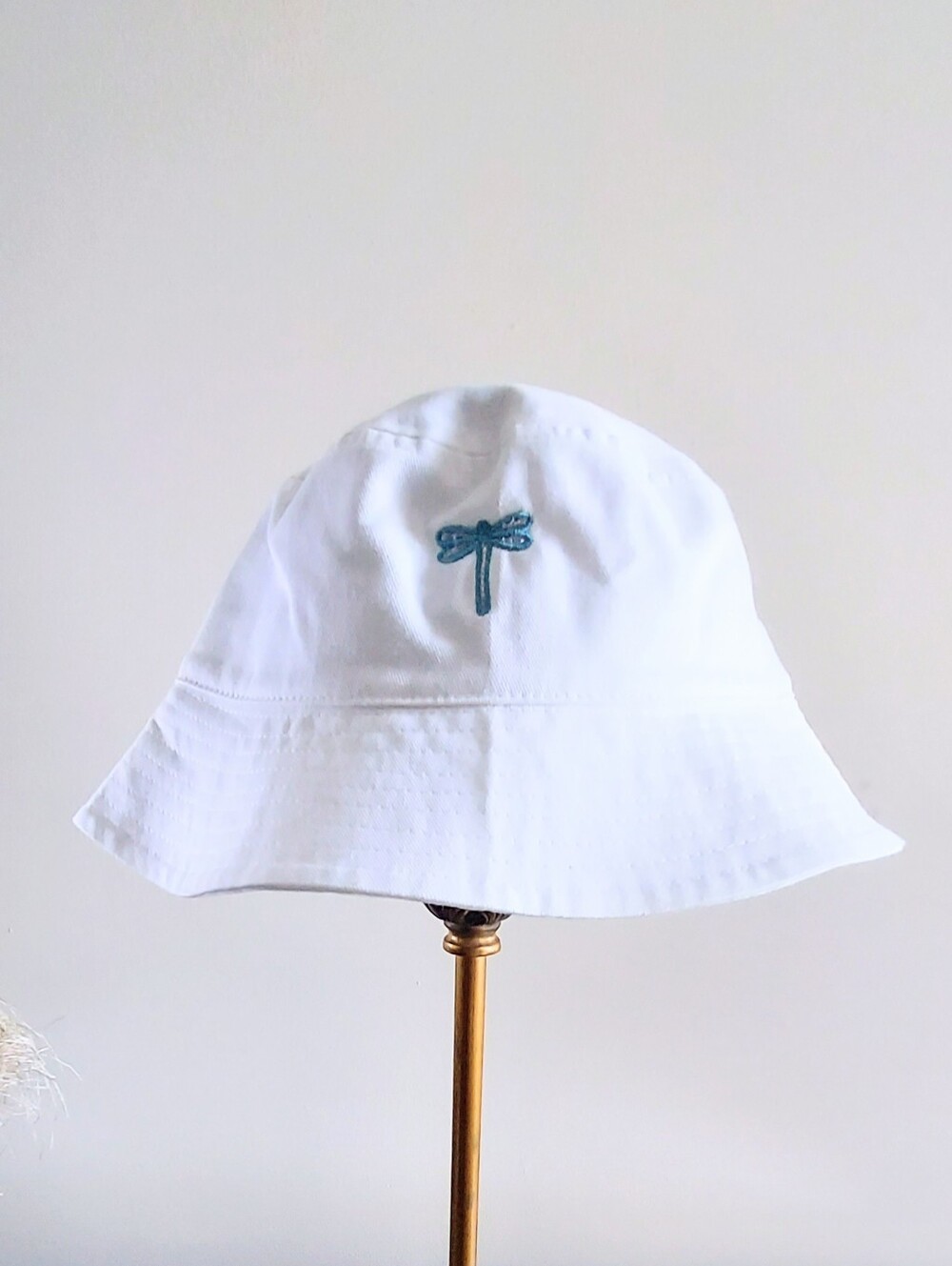 Hit Womens White Bucket Hat with Blue Embroidered Dragonfly NWOT